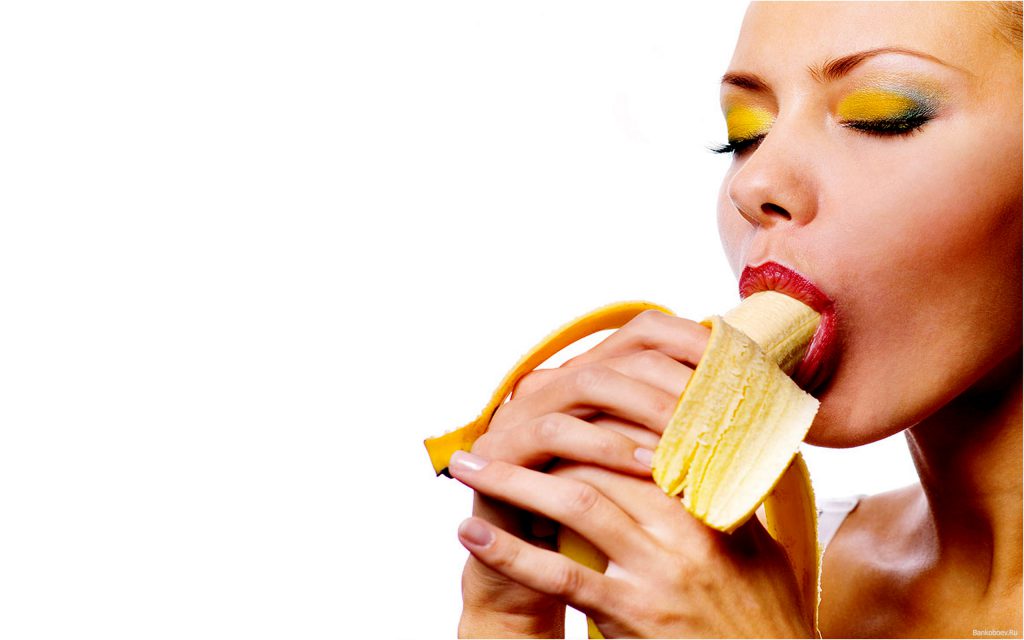 devushka_kushaet_banan