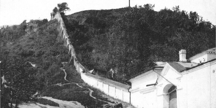 На Замковій горі знайдено фрагмент мурів Флорівського монастиря 1840-х років та невідомі підземелля