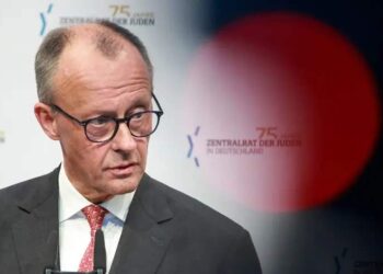 Українські чоловіки мають залишатися вдома і воювати: Мерц закликав Зеленського не випускати молодь з країни