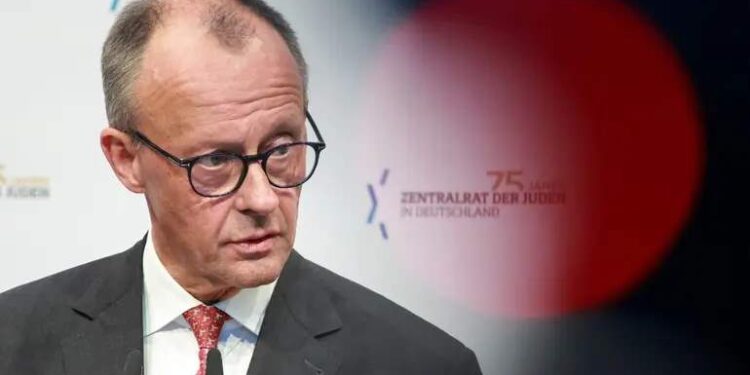 Українські чоловіки мають залишатися вдома і воювати: Мерц закликав Зеленського не випускати молодь з країни