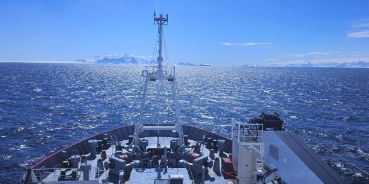 Український криголам «Ноосфера» вперше працює за Південним полярним колом