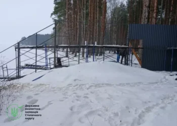 На березі Київського водосховища виявили незаконне будівництво без дозволів