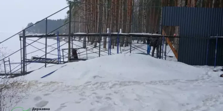 На березі Київського водосховища виявили незаконне будівництво без дозволів