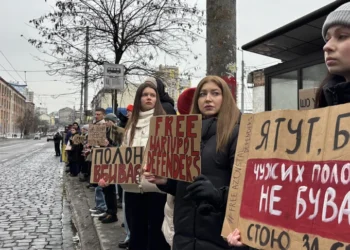 «Їхні руки досі звʼязані»: у Києві відбулася акція нагадування про військовополонених