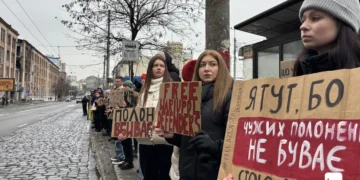 «Їхні руки досі звʼязані»: у Києві відбулася акція нагадування про військовополонених