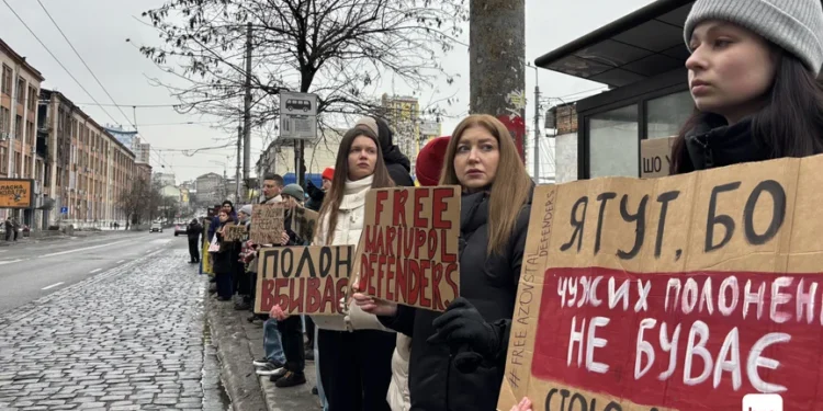 «Їхні руки досі звʼязані»: у Києві відбулася акція нагадування про військовополонених