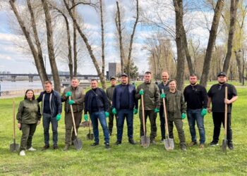 Сьогодні у Печерському районі міста Києва, в Наводницькому парку, висадили 27 дубів Шевченка