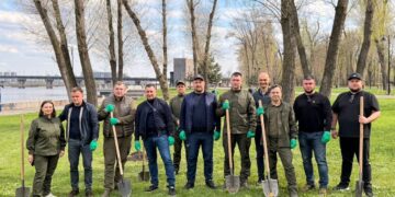 Сьогодні у Печерському районі міста Києва, в Наводницькому парку, висадили 27 дубів Шевченка