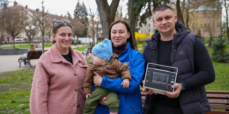 Історія, яка сколихнула країну: 10-місячний Марк отримав апарат ШВЛ від фонду «Надія» і Валерія Дубіля