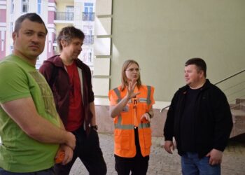 Сила в єдності: на Подолі волонтери та комунальники розчистили територію зруйнованого Музею Григорія Світлицького