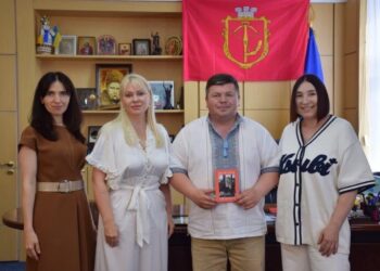 Озеро чистої живильної води: Як на Подолі презентували «Шість чуттів» Ксени Епель