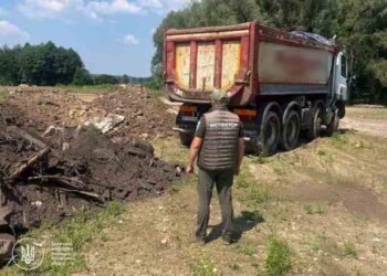 Сміттєва диверсія на землях “Антонова”: як під Києвом вантажівка ховала побутові відходи біля озера