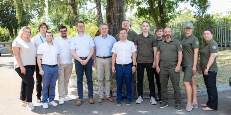 Візит високого гостя у Дніпрі: Посол Бельгії на власні очі побачив, як екоінспектори рахують трильйонні збитки від війни