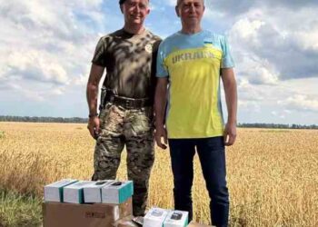 Важливе обладнання для ЗСУ: Микола Томенко передав партію універсальних батарей морпіхам на Південь та закликав українців до щоденного звіту перед собою