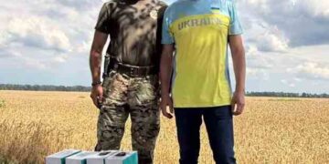 Важливе обладнання для ЗСУ: Микола Томенко передав партію універсальних батарей морпіхам на Південь та закликав українців до щоденного звіту перед собою