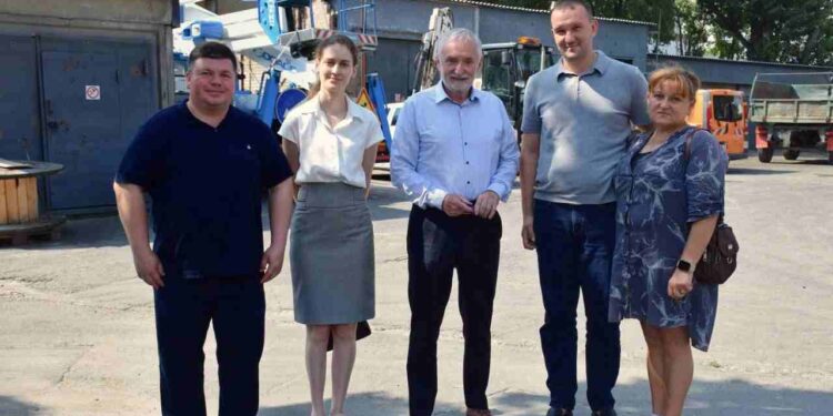 Посол ОБСЄ вдруге відвідав місце російського удару по житловому будинку на Подолі